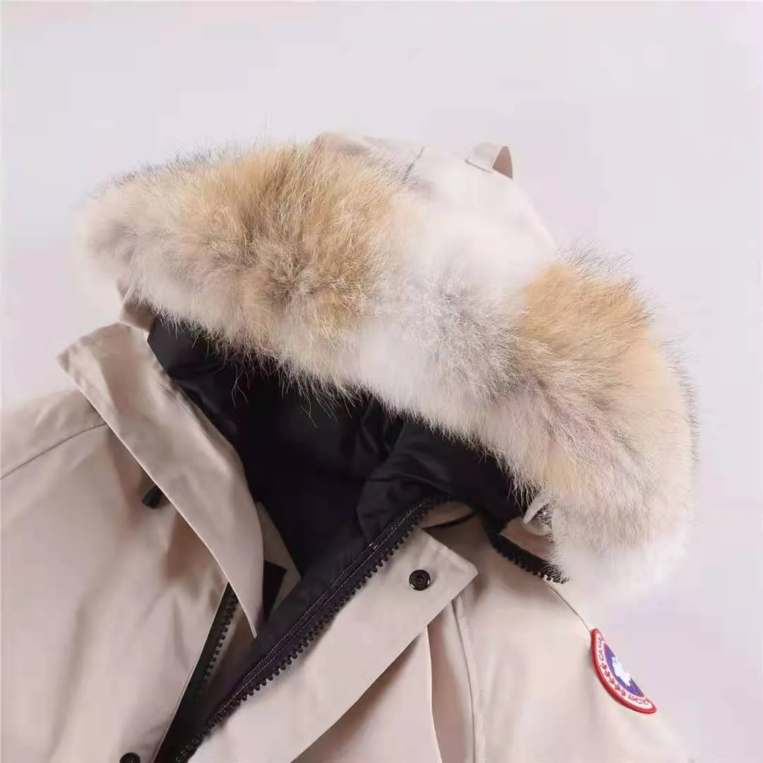 P780 with dust bag) Canada Goose Canada Goose #Chilliwack 7999M bomber jacket short down jacket ➖ Genuine synchronous anti-counterfeiting chip sensor! ➖ Imported 21-count polyester-cotton blended original fabric [last year’s 16-count/18-count hard fabrics have been completely eliminated, this year all use 21-count genuine synchronous fabrics, the soft mid-strap feels delicate and textured], genuine synchronous Feather-Light 10D waterproof coating fabric, made of 84.5 polyester fiber and 15.5 cotton, 100% the best feel in the entire network! ➖ The genuine official website is synchronized with the national standard 80 white duck down, you can check the official website customer service, there will never be a series of misleading claims such as 90 down or goose down! ➖ Using the best nylon lining with double double-layer sealing design, velvet-proof No. 7 needle + grid-filled down ready-made garments, there is 100% no so-called velvet running! ➖ The cuffs are designed with thickened seamless threads, and the collar and pockets are lined with top-quality polar fleece to keep you warm and comfortable! ➖ Yoshida YKK provides original custom-made electroplated sliders. YKK two-way lockable zippers are tight and smooth and will not peel off paint! ➖ 3M composite guarantees that the Velcro is the same as the original, durable, and all accessories and hardware are custom-made! ➖ Imported BEHRINGER embroidery machine to customize the 10,000-needle embroidery logo, 98% of which can be reproduced to restore the original logo. You can check and compare on the official website! 01 models for men and women SIZE: XS S M L XL XXL